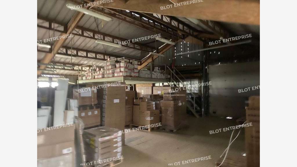 A vendre local d'activités 755m² à La Mézière