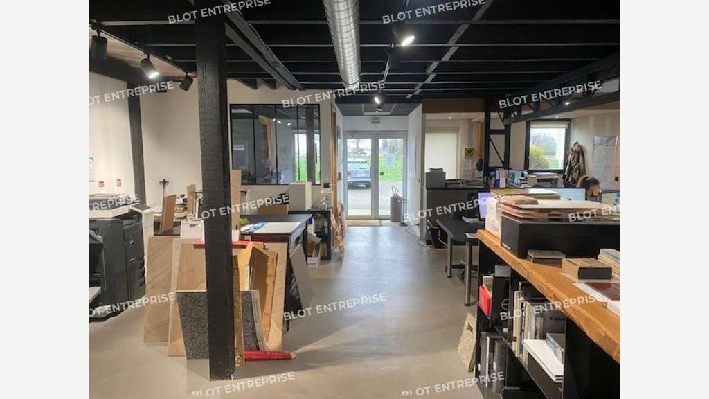 A vendre local d'activités 755m² à La Mézière