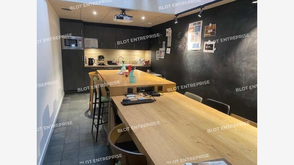 A vendre local d'activités 755m² à La Mézière