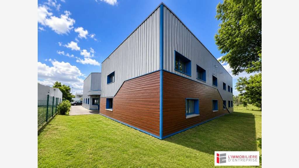 Local d'activité de 460m² à vendre à la Mézière