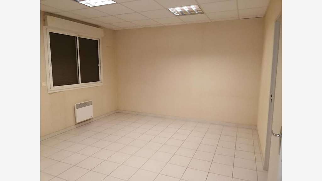 A vendre entrepôt 900m² à Lacaune