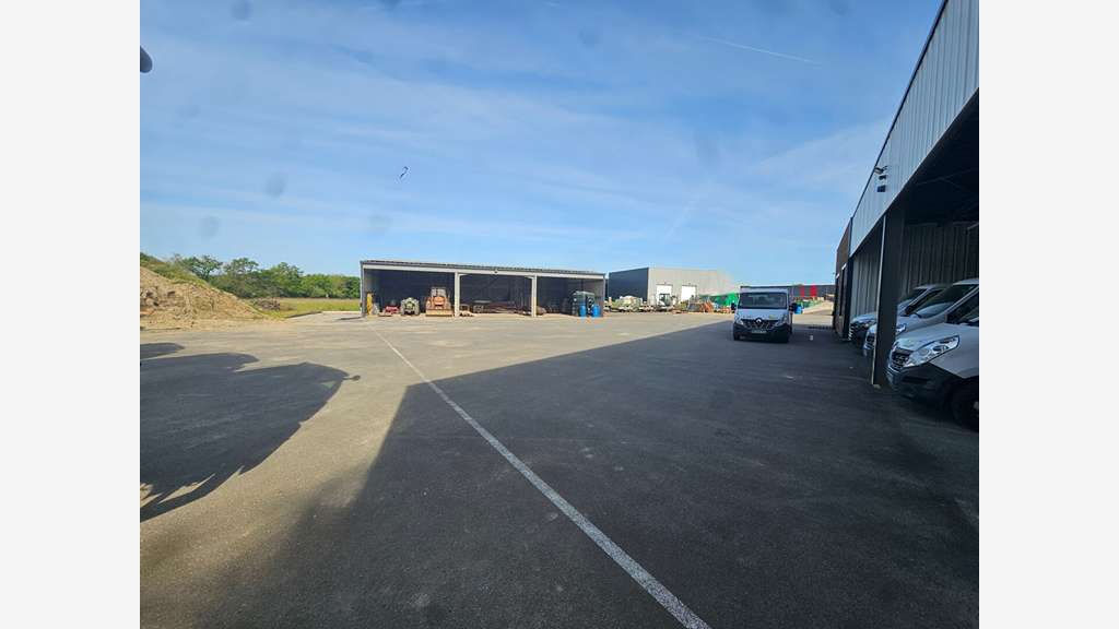 Vente bâtiment d'activité bureaux à Landeronde