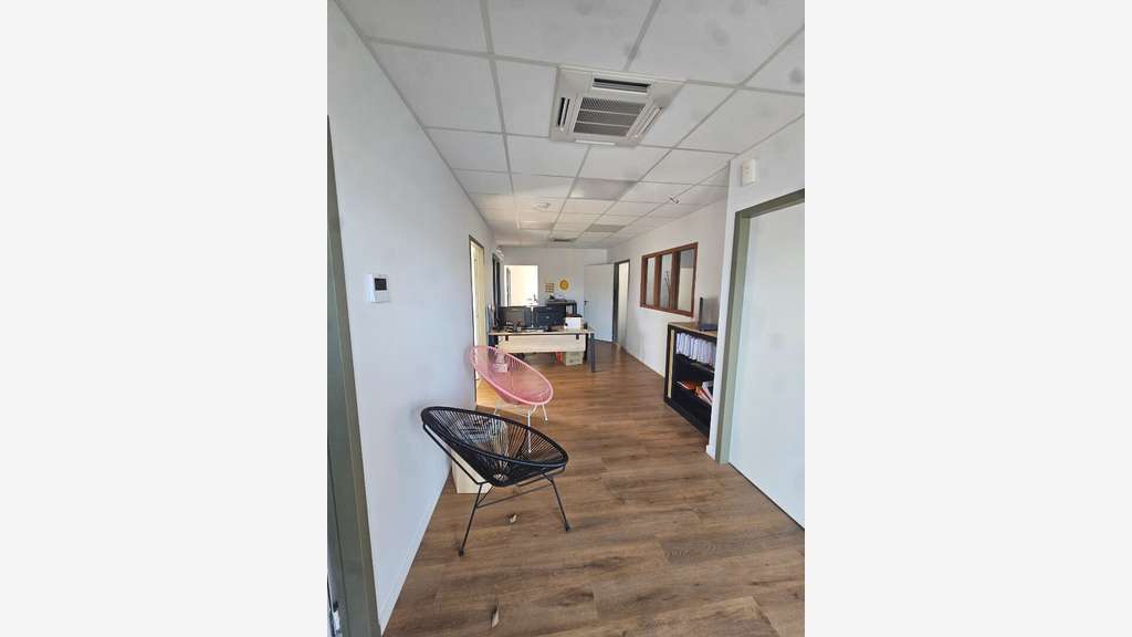 Vente bâtiment d'activité bureaux à Landeronde