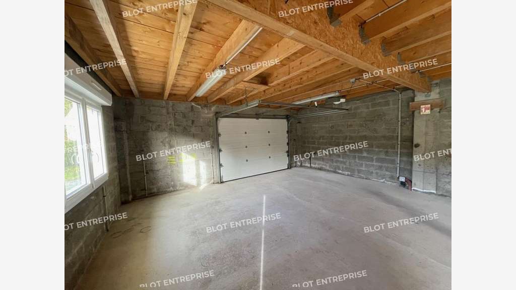 A vendre bureaux avec stockage 218m²  à Languidic