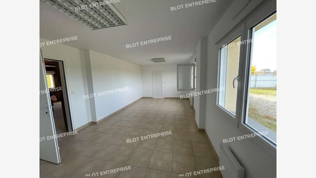 A vendre bureaux avec stockage 218m²  à Languidic