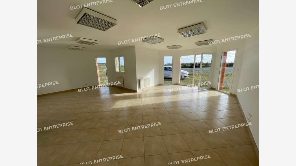 A vendre bureaux avec stockage 218m²  à Languidic