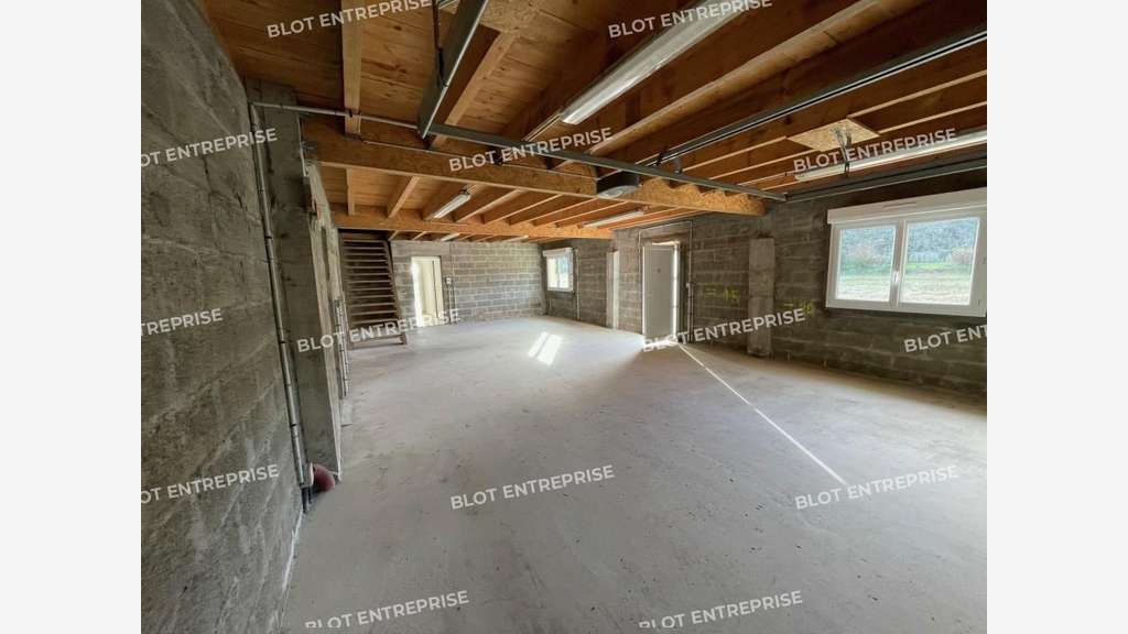A vendre bureaux avec stockage 218m²  à Languidic