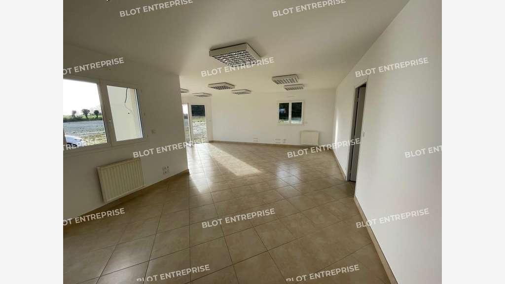 A vendre bureaux avec stockage 218m²  à Languidic