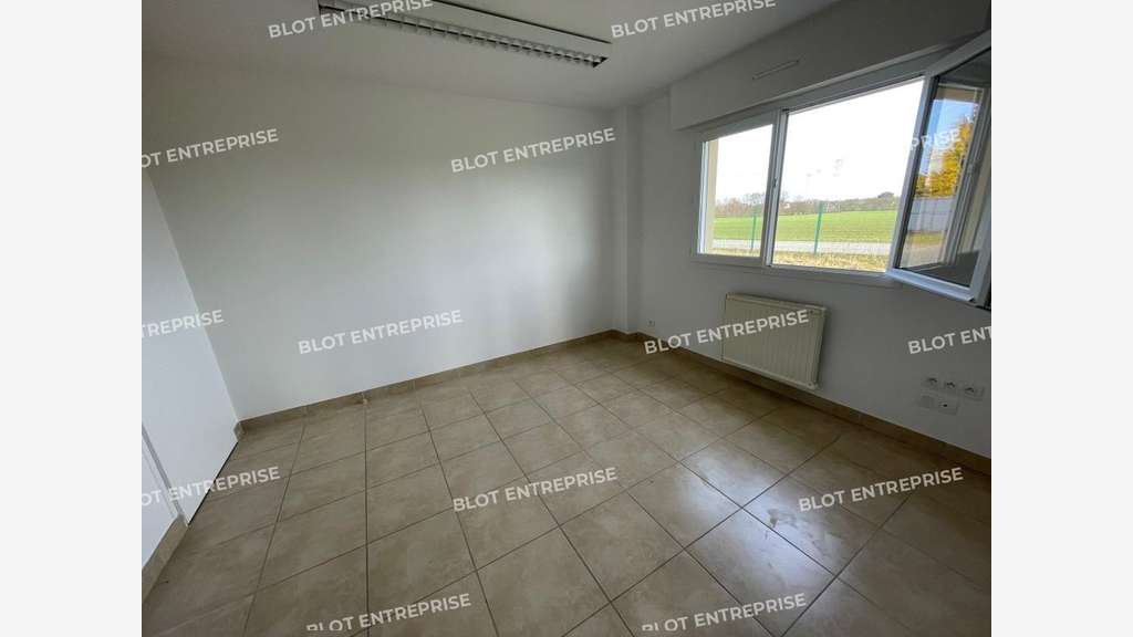 A vendre bureaux avec stockage 218m²  à Languidic
