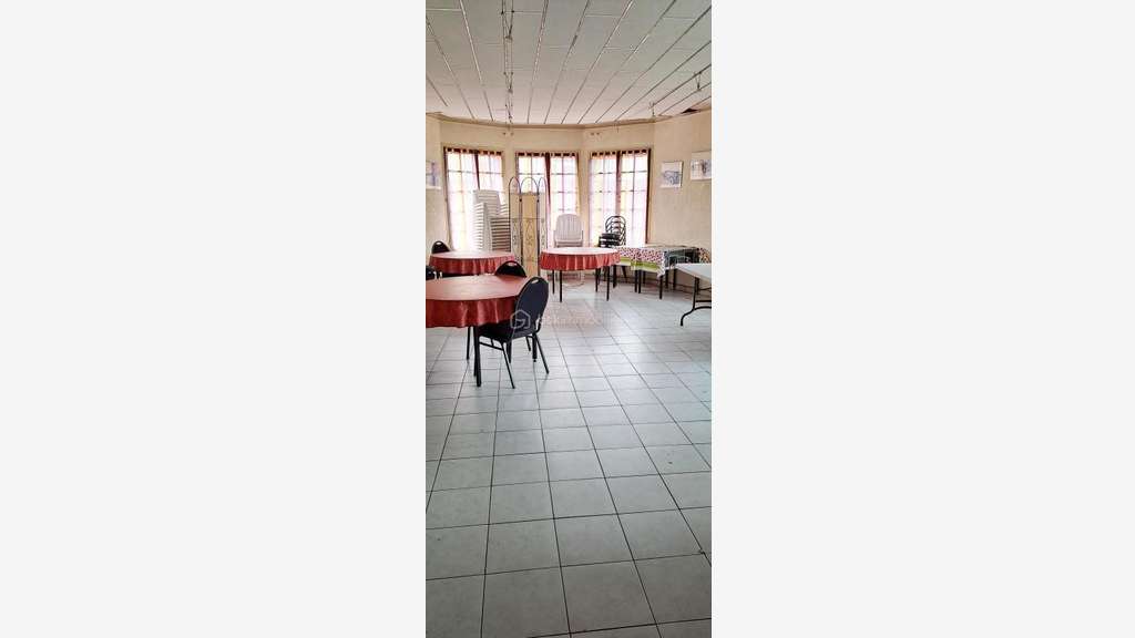 Local d'activité de 650 m2 à Le Lude