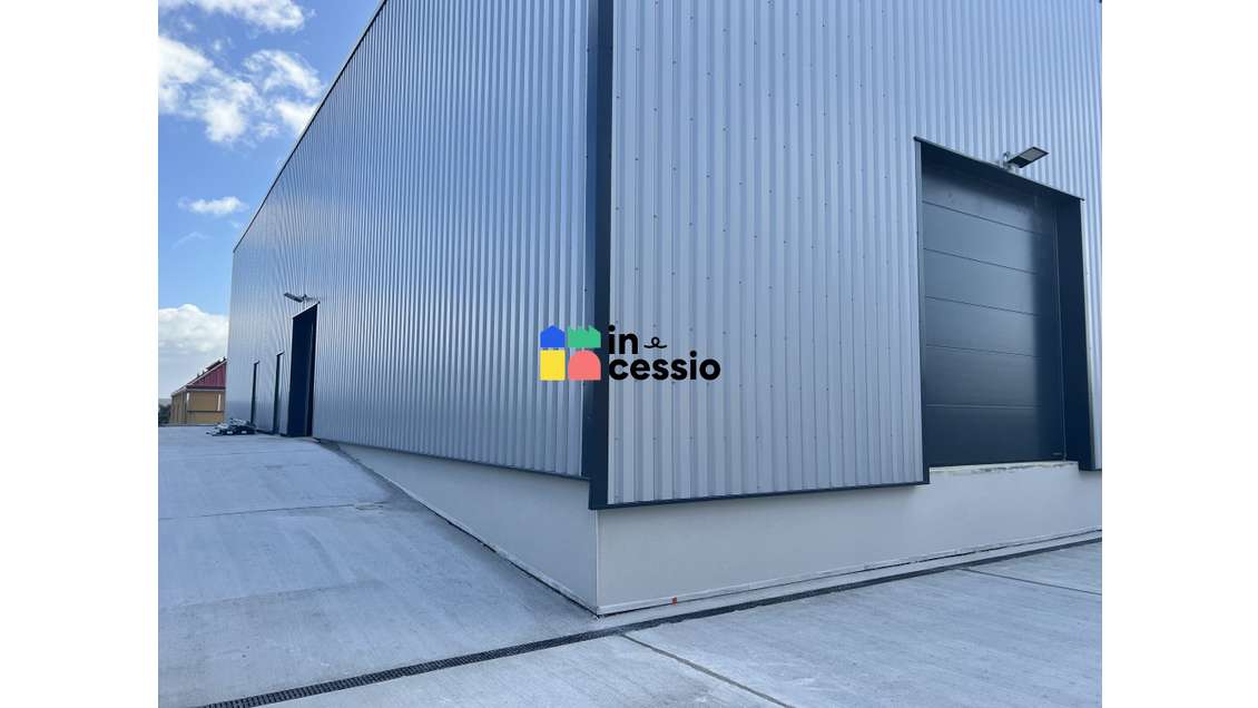 Beau bâtiment d'activité à vendre à Saint-Saturnin