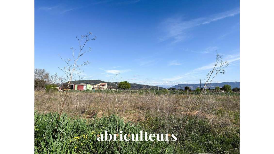 Entrepôt & Bâtiment Commercial 695 m² env. o ZI Le