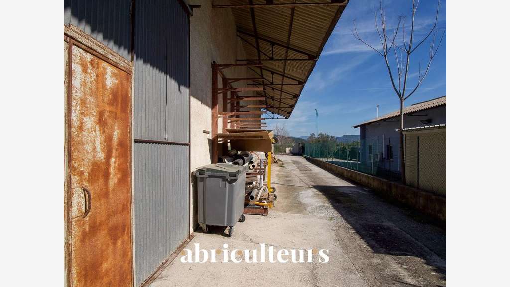 Entrepôt & Bâtiment Commercial 695 m² env. o ZI Le