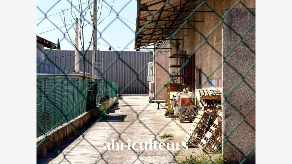 Entrepôt & Bâtiment Commercial 695 m² env. o ZI Le