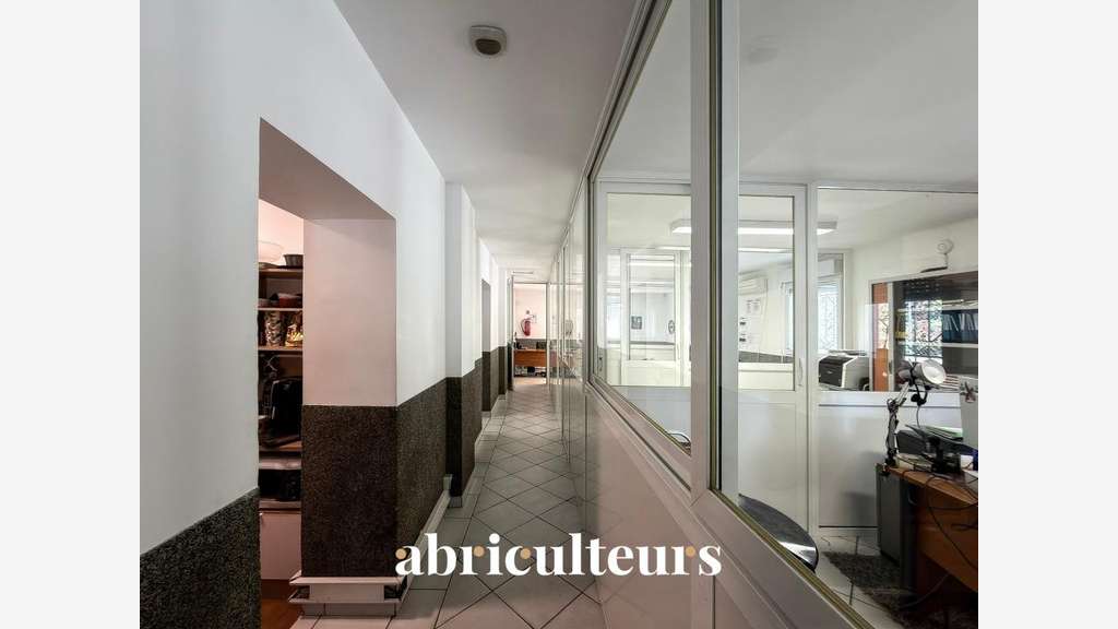 Entrepôt & Bâtiment Commercial 695 m² env. o ZI Le