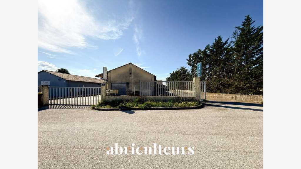 Entrepôt & Bâtiment Commercial 695 m² env. o ZI Le