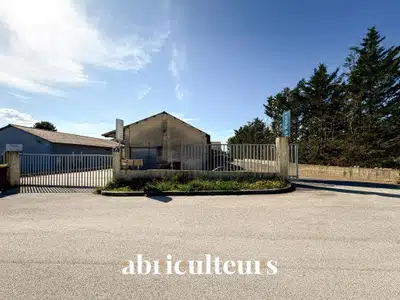 Entrepôt & Bâtiment Commercial 695 m² env. o ZI Le