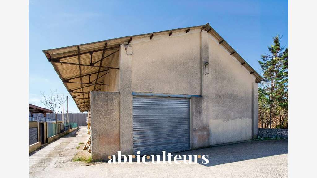 Entrepôt & Bâtiment Commercial 695 m² env. o ZI Le
