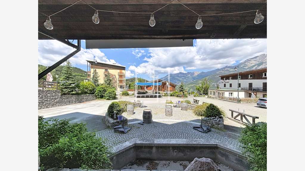 AV murs commerciaux avec terrasse station du Sauze