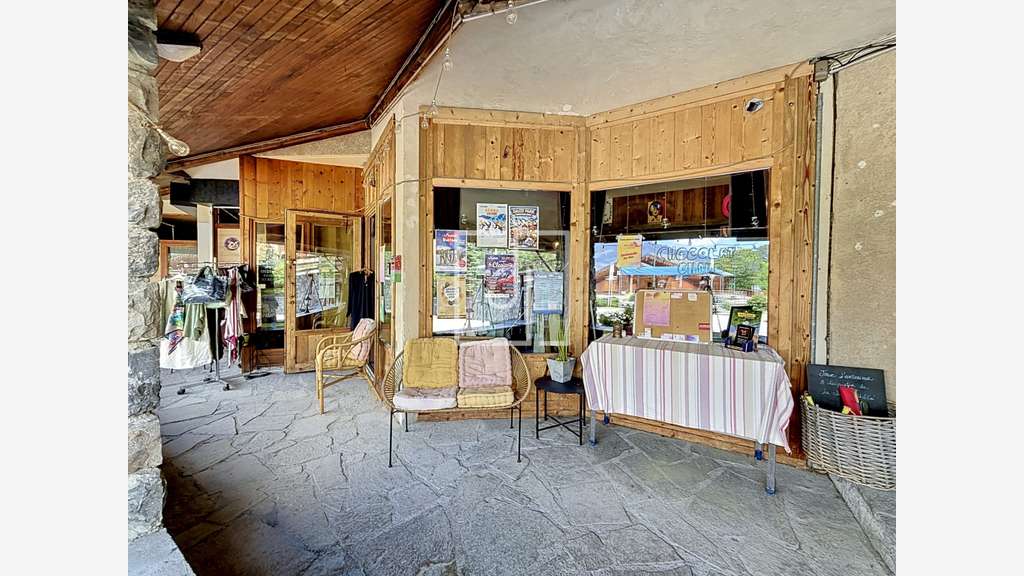 AV murs commerciaux avec terrasse station du Sauze