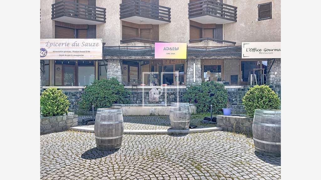AV murs commerciaux avec terrasse station du Sauze