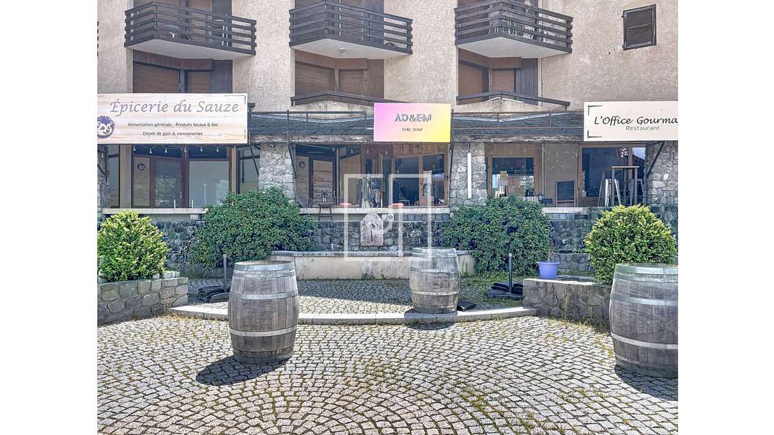 À vendre Murs commerciaux avec terrasse au cœur