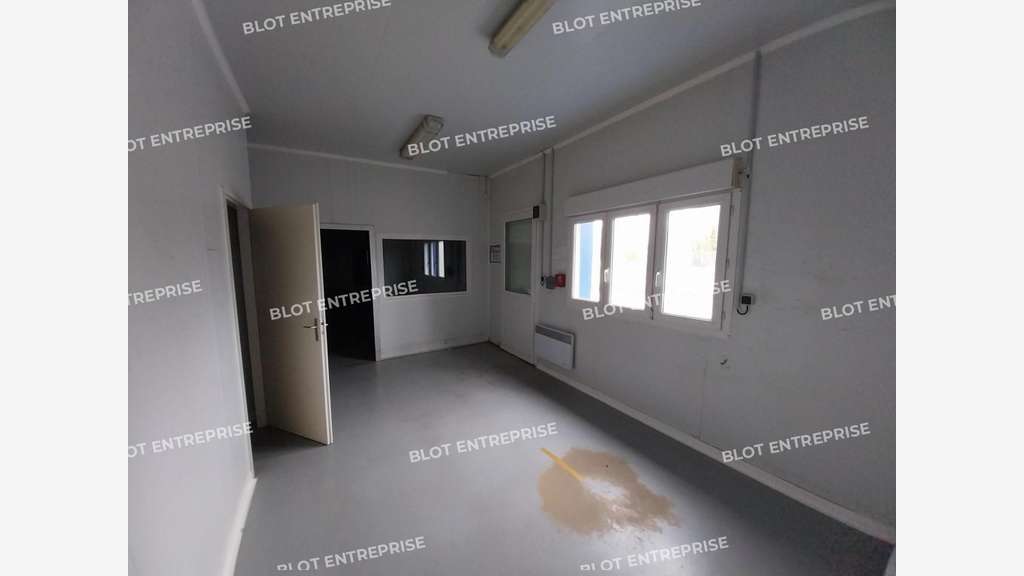 A vendre à louer local d'activités 380m² Le Sourn