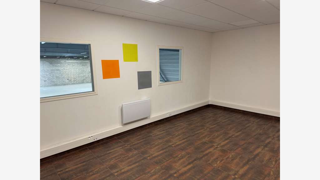 AV ensemble industriel de 1 701m² Les Sorinières