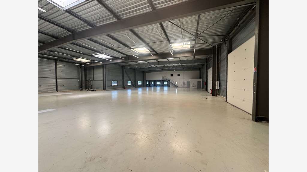 AV ensemble industriel de 1 701m² Les Sorinières