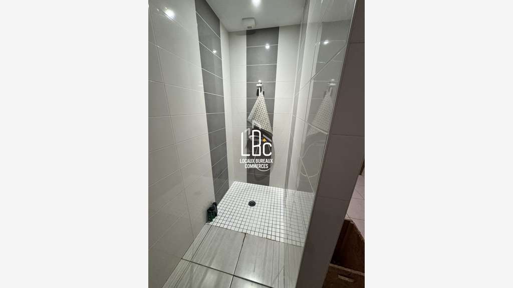 A vendre local d'activité 472m² Les Touches