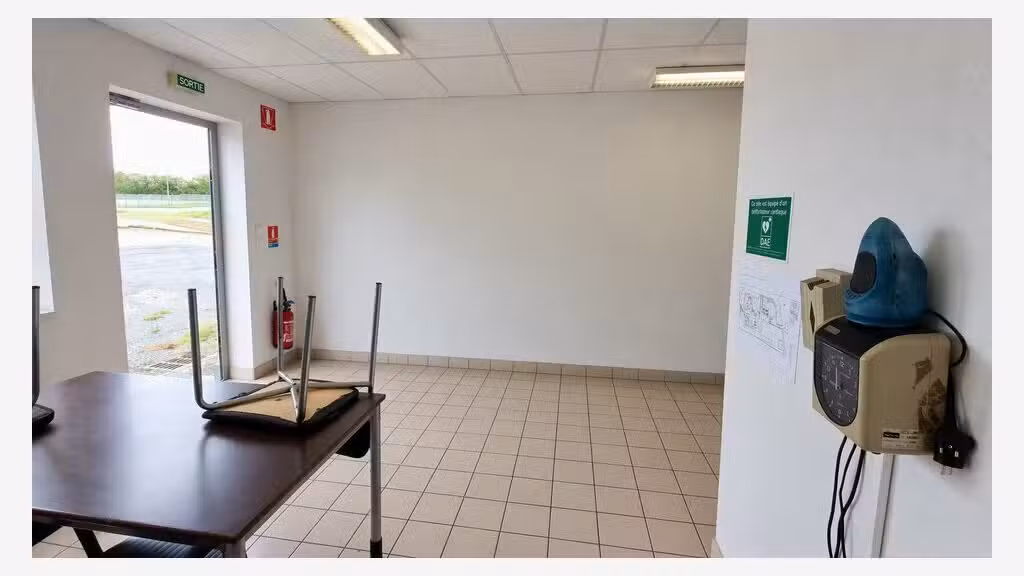 LIGUGÉ - LOCAL D'ACTIVITE à vendre