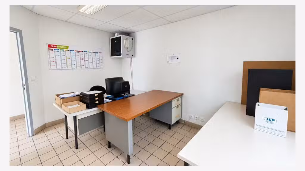 LIGUGÉ - LOCAL D'ACTIVITE à vendre