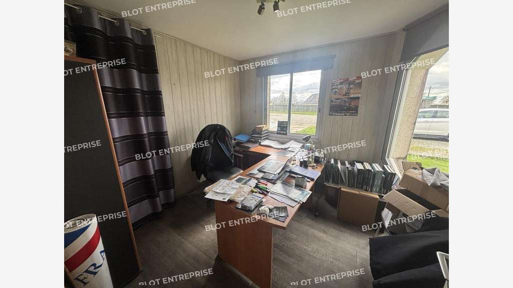 A vendre locaux d'activités de 340m² à Louisfert