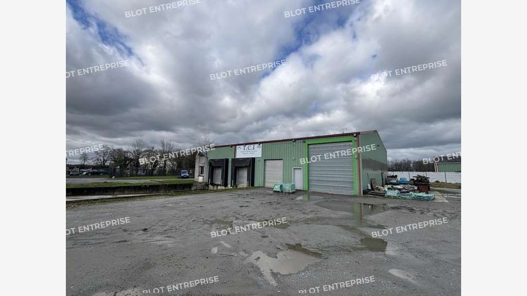 A vendre locaux d'activités de 340m² à Louisfert