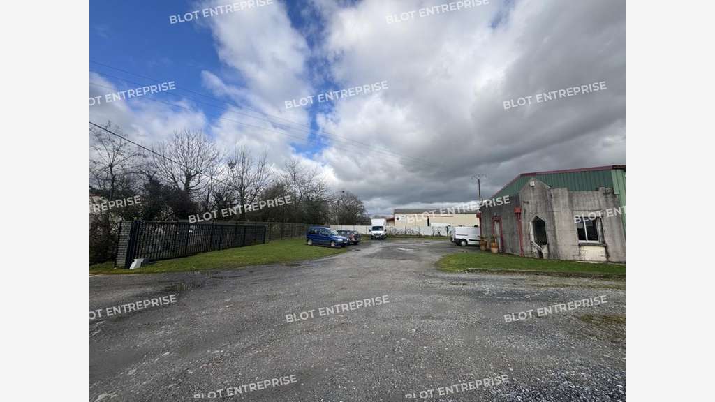 A vendre locaux d'activités de 340m² à Louisfert