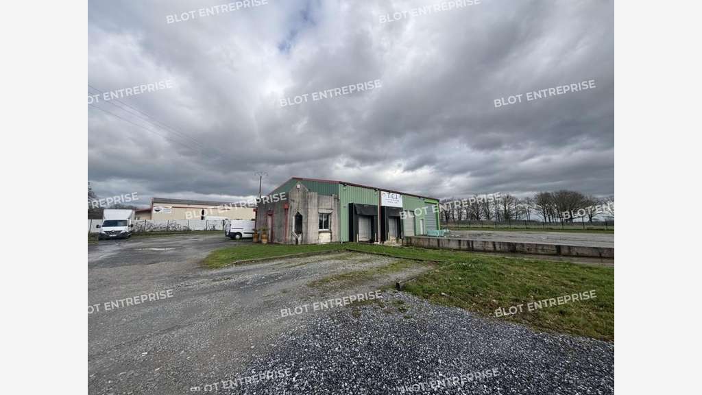 A vendre locaux d'activités de 340m² à Louisfert