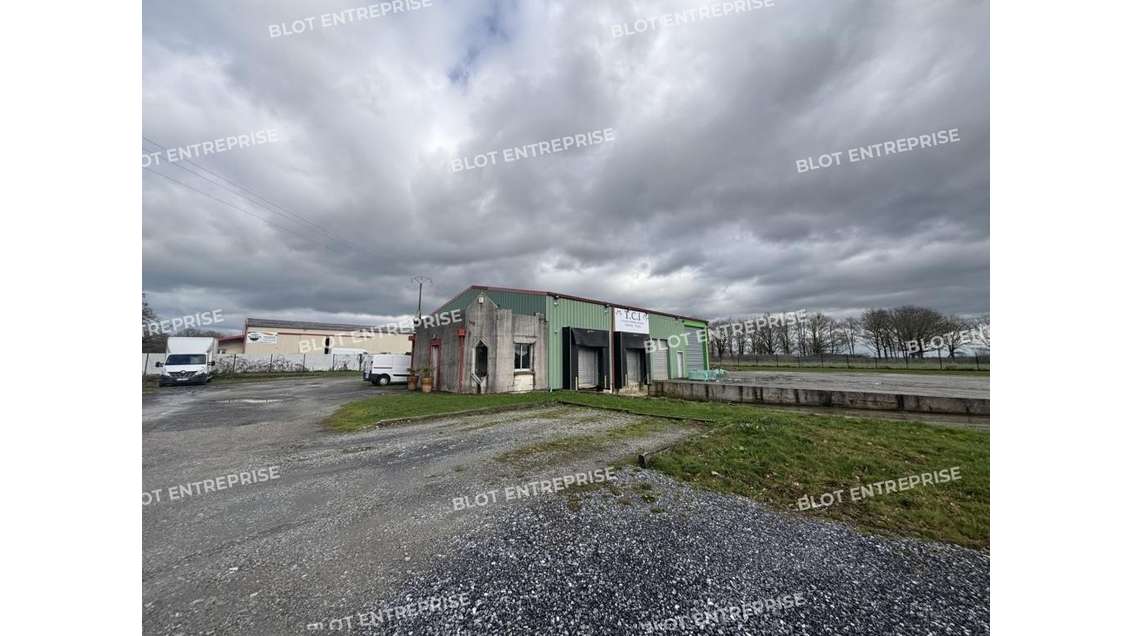 A vendre locaux d'activités de 340m² à Louisfert