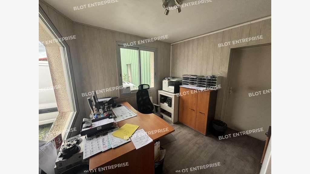 A vendre locaux d'activités de 340m² à Louisfert