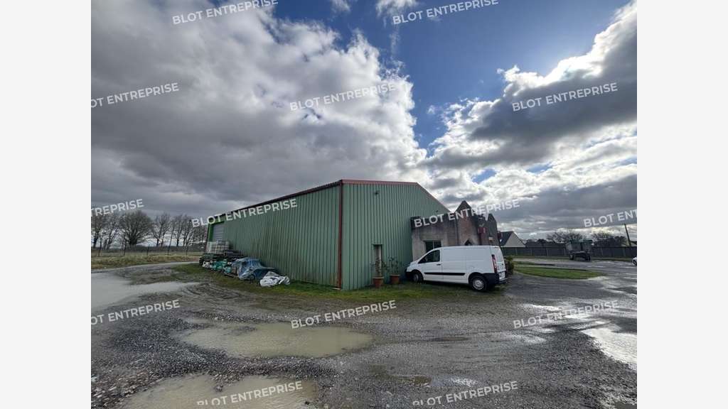 A vendre locaux d'activités de 340m² à Louisfert