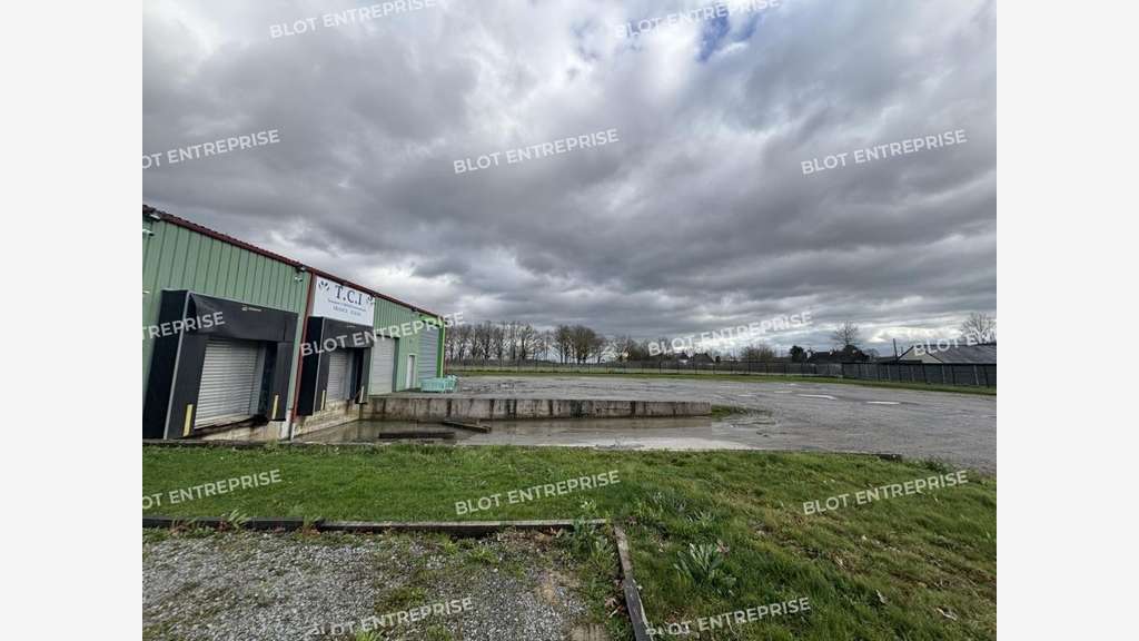 A vendre locaux d'activités de 340m² à Louisfert