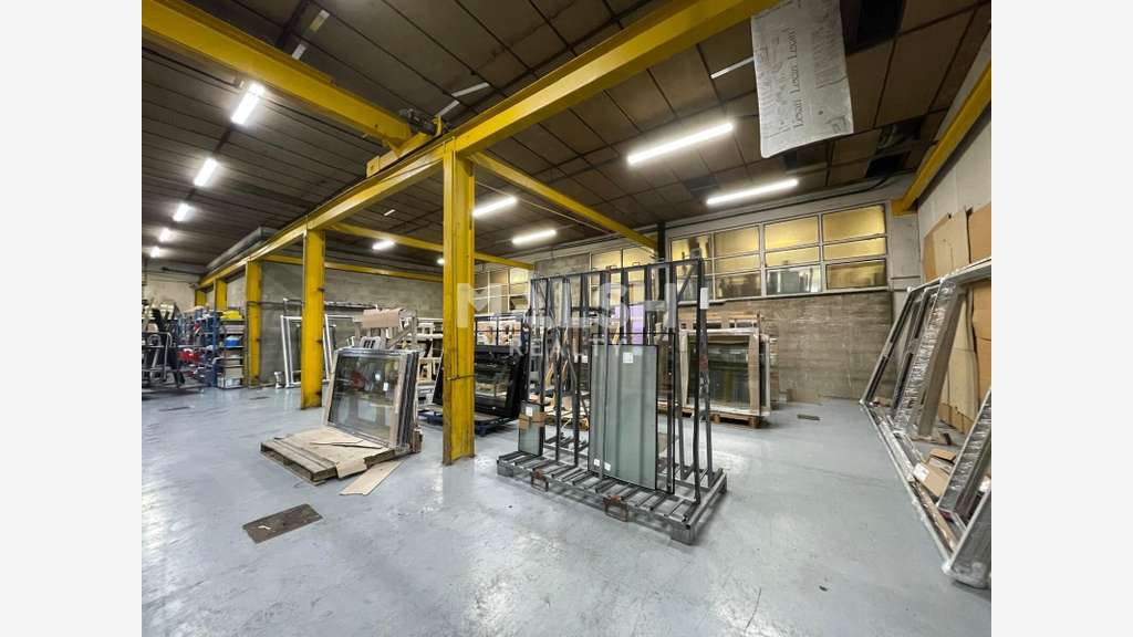 EXCLUSIVITÉ ! bâtiment d'activités à Loyettes 