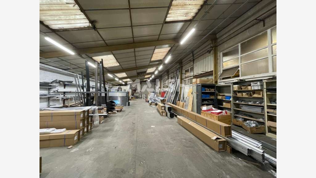 EXCLUSIVITÉ ! bâtiment d'activités à Loyettes 
