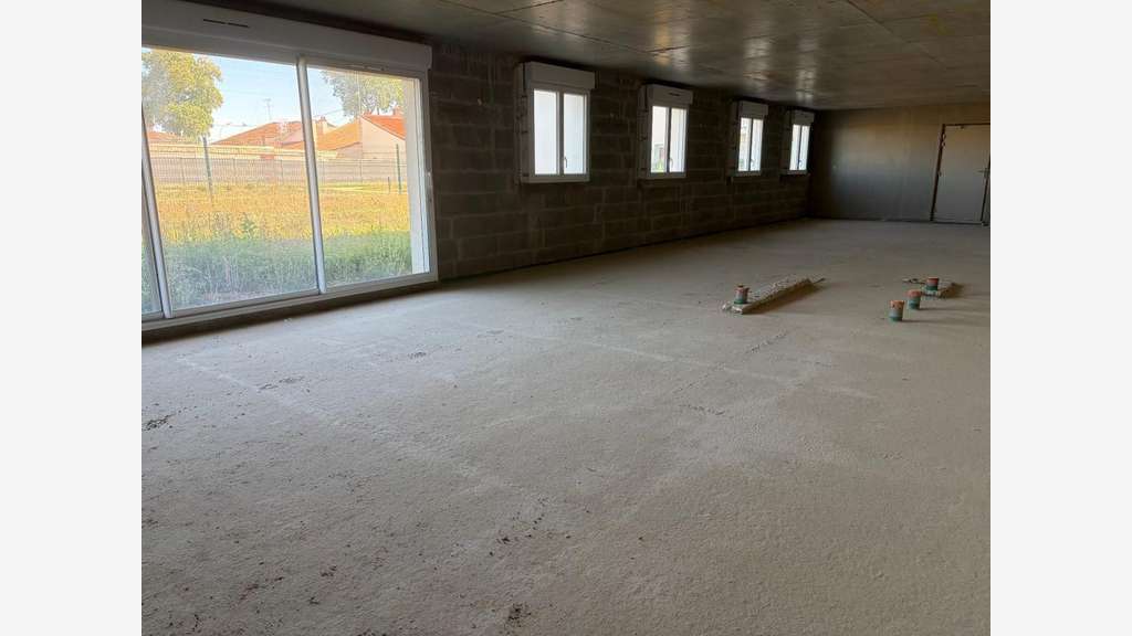 Local professionnel brut de béton 300m² à Luçon