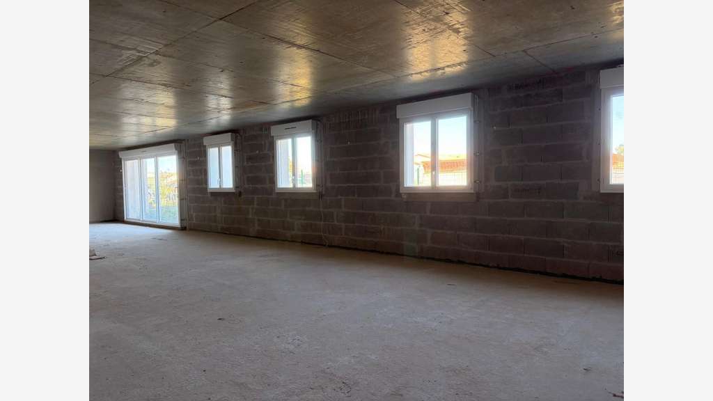 Local professionnel brut de béton 300m² à Luçon