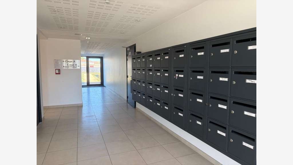 Local professionnel brut de béton 300m² à Luçon