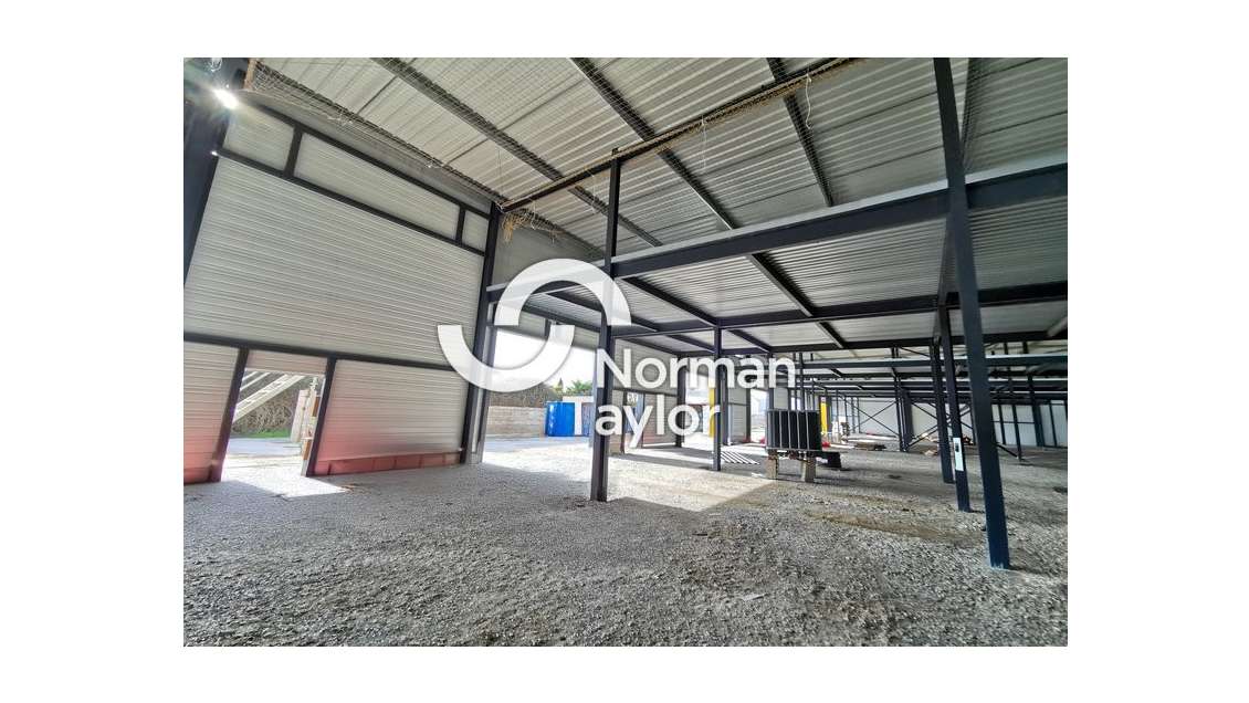 Local d'activité neuf 110m² à vendre à Lunel