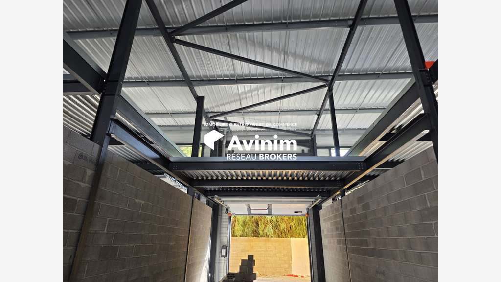 Local d'activité neuf de 109 89m² à vendre à Lunel