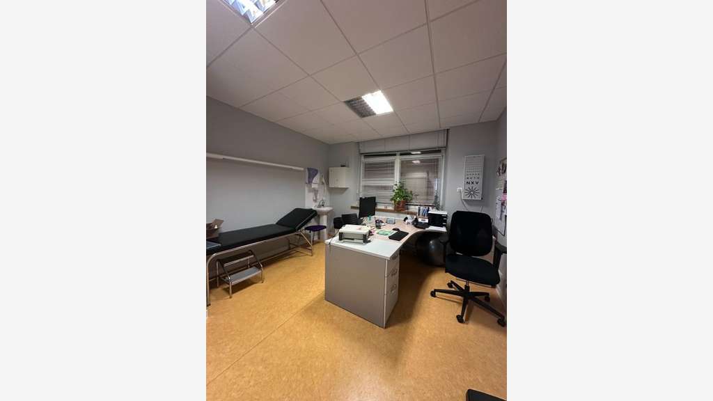 BEL EMPLACEMENT LOCAL / BUREAU A VENDRE DE 274M²