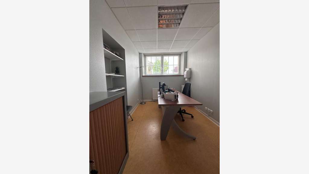 BEL EMPLACEMENT LOCAL / BUREAU A VENDRE DE 274M²
