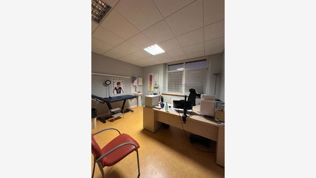 BEL EMPLACEMENT LOCAL / BUREAU A VENDRE DE 274M²
